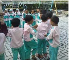 Gambar 17. Suasana ketika anak-anak sedang mengikuti kegiatan pendahuluan  dengan berbaris membuat lingkaran sambil bernyanyi dan bergerak