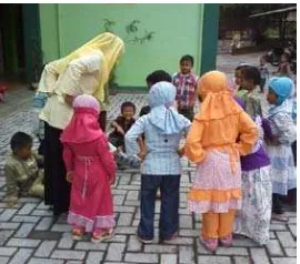 Gambar 22. Suasana ketika anak-anak sedang melakukan pemanasan dengan  berbaris membuat lingkaran sambil bernyayi dan bergerak