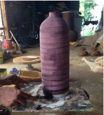 Gambar XL:  Proses pemberian cat dasar pada badan keramik 
