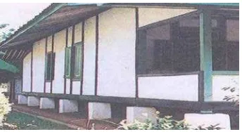 Gambar 17.  Struktur Tiang Rumah Tradisional Sunda  (Sumber: dokumentasi penulis, 2006) 