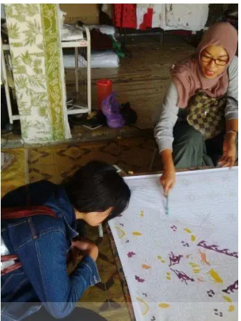 Gambar 3.3 Kegiatan mencolet warna di UKM Batik Ngawi 