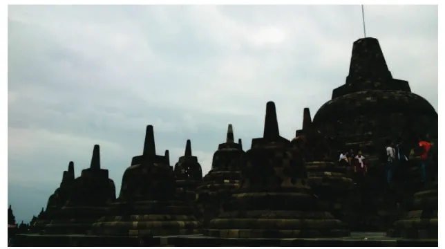 Gambar 11. Candi Borobudur dari satu sisi 