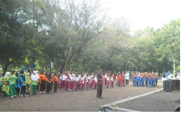 Gambar 3. Anggota PMR SD Negeri Bhayangkara (kaos olahraga warna jingga) dalam kegiatan orientasi, pengukuhan pengurus, dan keakraban anggota PMR di bumi perkemahan Babarsari