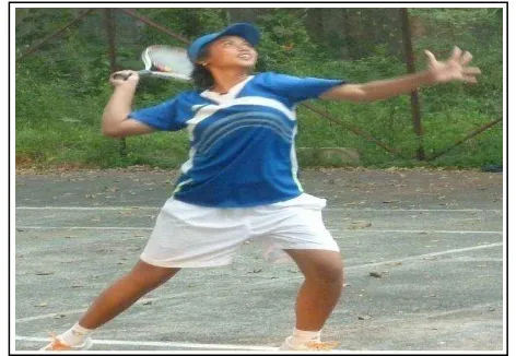 Gambar 2.2 Ayunan raket ke belakang ( back swing) Overhead smash 