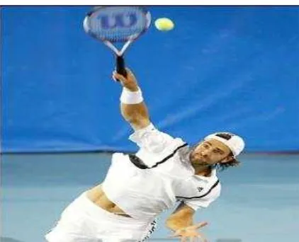 Gambar 2.3 Ayunan ke depan ( (Sumber : forward swing) Overhead smash http://qomarchells.files.wordpress.com/2011/10/tennis300x4001.jpg) 