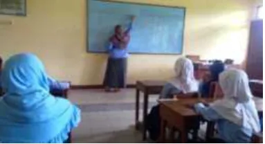 Gambar 2. Guru memperbesar tulisan  
