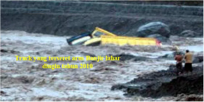 Gambar  1.7.d  Peristiwa banjir lahar dingin tahun 2010 di Magelang, Derasnya arus banjir lahar dingin yang mengalir pada sungai Kali Putih,  ( sumber : http:// news.detik.com, 2012)