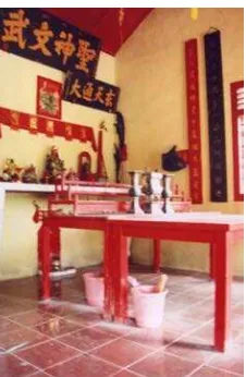 Gambar 9.  Altar di Dalam Kelenteng di Kampung Gedong (Sumber: Dokumentasi Pribadi) 