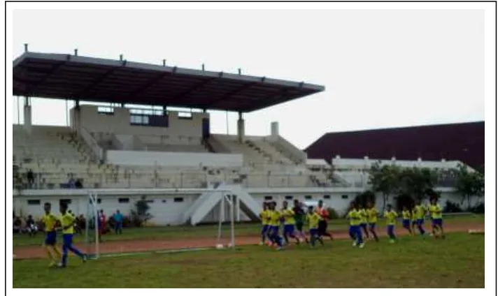 Gambar 1.1 Suasana Latihan Siswa SSB UNDIP Kota Semarang di Stadion  Universitas Diponegoro, Tembalang Kota Semarang Sumber : Data Penelitian, 9/5/2015 