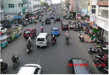 Gambar 4. Pedagang kaki lima yang memenuhi     bahu jalan R.A Kartini 