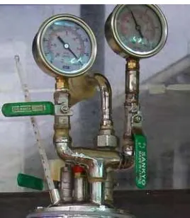 Gambar 7  Tutup reaktor dengan barometer tekanan tinggi dan vakum 