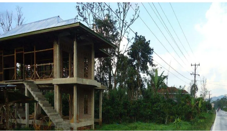 Gambar 1. Alih fungsi lahan perkebunan kopi menjadi pemukiman di Desa       Padang Dalom