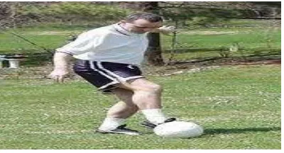 Gambar 3. Latihan dribbling dengan sisi bagian punggung kaki                                 (sumber : Danny , 2009:3) 