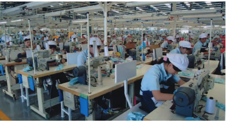 Gambar  1.7  Tenaga kerja Indonesia sedang bekerja di sebuah pabrik. Tenaga kerja di Indonesia tersedia dalam jumlah yang besar