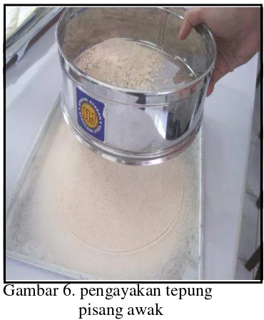 Gambar 6. pengayakan tepung 