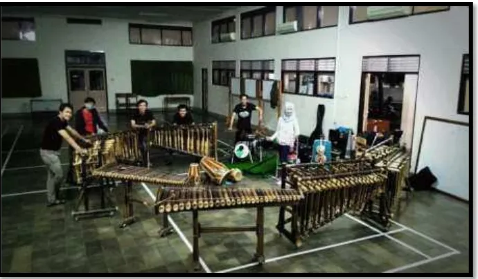 Gambar 4.3 Pemain dan Basecamp Grup Musik Angklung Bambosa (Dokumentasi : Nurratri Widya Pangestika 2015) 