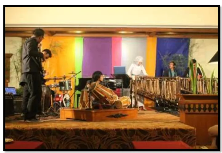 Gambar 4.4 Pertunjukkan Grup Musik Angklung Bambosa (Dokumentasi : Nurratri Widya Pangestika 2015) 