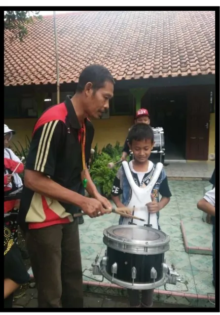 Gambar 9. Foto Pelatih sedang memberikan materi pada pemain Snare Drum ( Sumber : Rezaliana, April 2016 )  