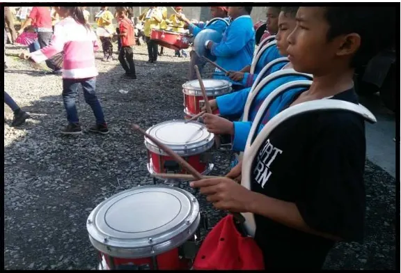 Gambar 10. Foto siswa sedang memainkan Snare Drum ( Sumber : Rezaliana, April 2016 ) 