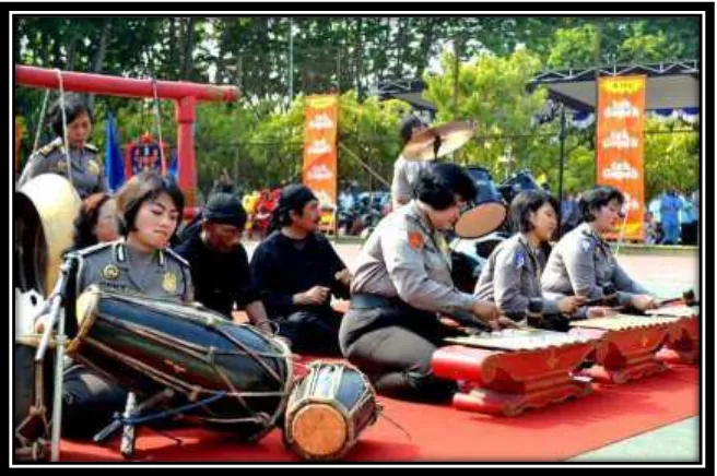 Gambar 6. Kolaborasi kelompok kesenian CRM dengan Polwan Polmas      (Foto: Dokumentasi Subbag Humas Polres Tegal, 23 Mei 2016) 