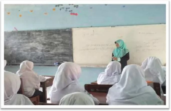 Gambar  8. Kegiatan Belajar Mengajar di SMP Daaru Ulil Albaab Desa    Kedungkelor Kecamatan Warureja Kabupaten Tegal                   (Dokumentasi SMP Daaru Ulil Albaab, April 2016) 