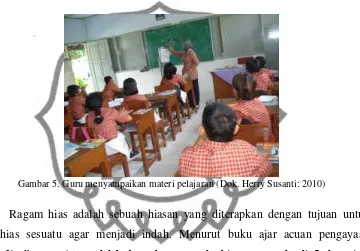 Gambar 5. Guru menyampaikan materi pelajaran (Dok. Herry Susanti: 2010) 