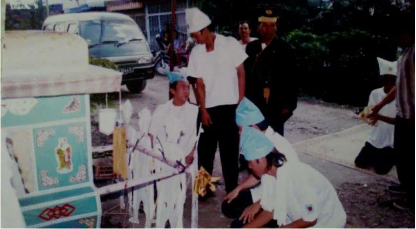 Gambar 6.1 (Sumber foto: Dameria Elisabet H)                                                          Pihak keluarga mengikuti prosesi upacara kematian dengan menggunakan pangkat sesuai                        