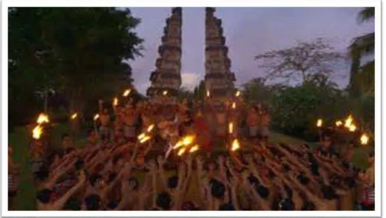 Gambar 1.10 Pertunjukan Tari Kecak 