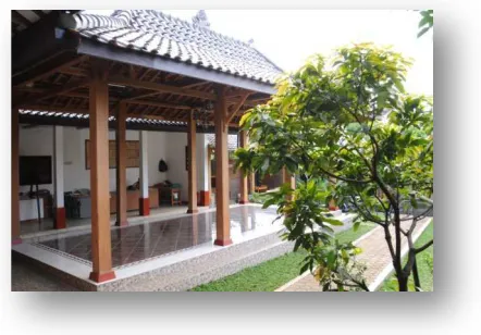 Gambar 2.1 Teras Depan Rumah Batik Komar 