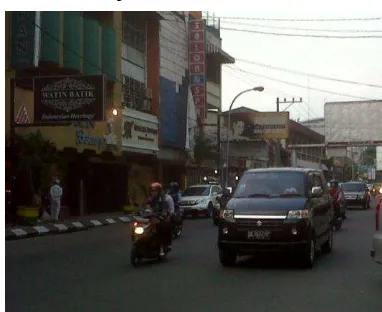Gambar 3.2  Lalu lintas satu arah pada koridor jalan K.H. Zainul Arifin. Sumber: Dokumentasi pribadi 