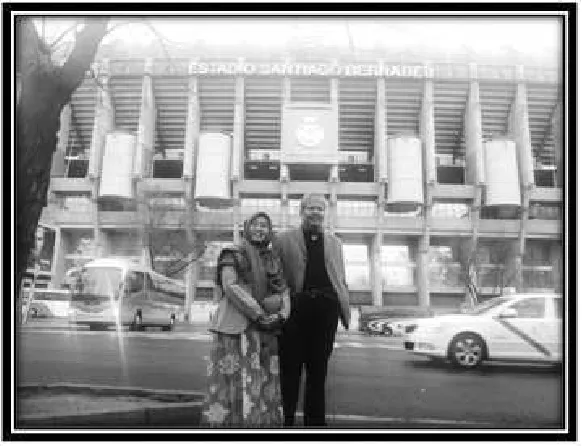 Gambar : Achmad Jainuri beserta istri di depan Stadion Madrid (Arab: Maridah)