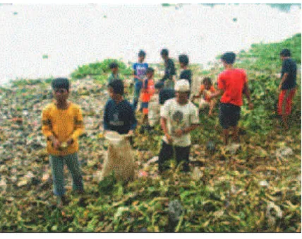 Gambar 3.1: Anak-anak mengumpulkan eceng gondok di danau setempat
