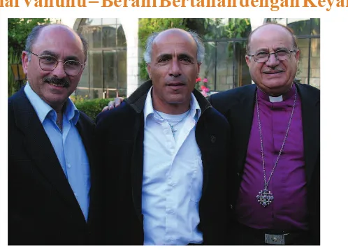 Gambar 5.2 Mordechai Vanunu dengan dua orang temannya.