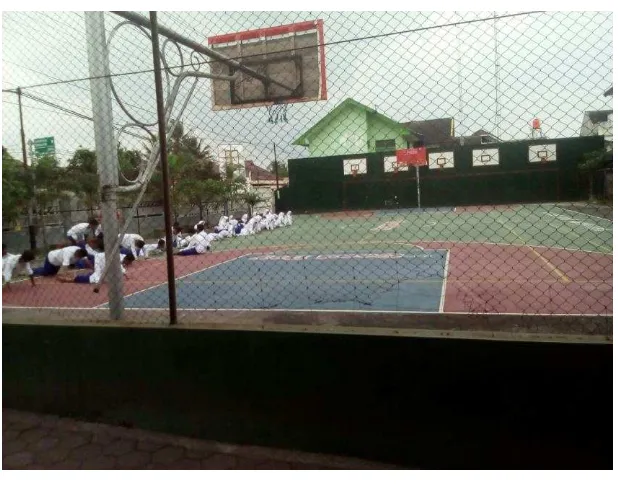 Gambar 2. Lapangan Basket SMAN 4 Magelang dan kegiatan Olahraga.  