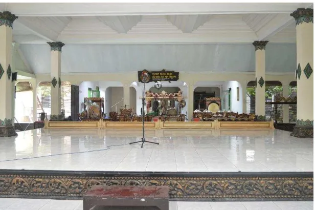 Gambar 1:  Tempat latihan rutin di Pusat Olah Seni Retno Aji Mataram dari sisi depan bagian luar 