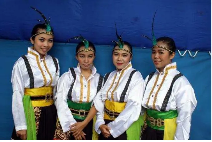 Gambar 8 :  Anak-anak yang ikut serta dalam Kesenian Srandhul Purba Budaya Kampung Mangkubumen (Dok: Adi, Pendhapa Mangkubumen 2011) 
