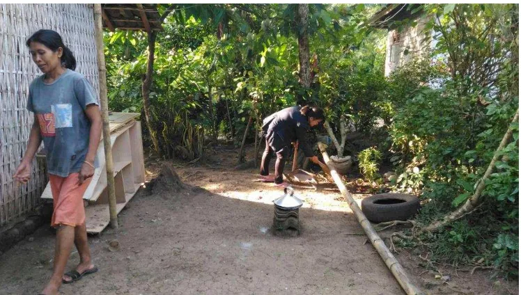 Gambar 2 Foto bersama dengan keluarga Bapak I Putu Jaka Arianta 