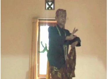 Gambar II.21 Gerakan menggoyangkan tangan dengan satu tangan memegang samping (sumber ; video koleksi Mey Meigha Fristya, 18 agustus, 2010)  