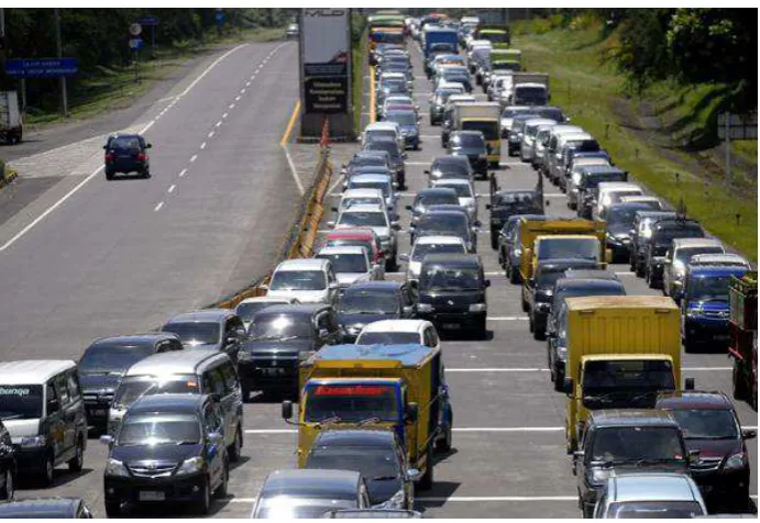 Gambar 1.3 Antrian di Gerbang Keluar Tol Pasteur 