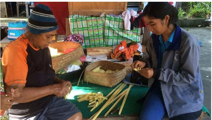 Gambar 9. Membantu istri dari Bapak I Ketut Sangru mejejaitan 