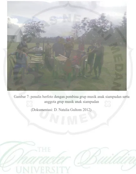 Gambar 7: penulis berfoto dengan pembina grup musik anak siampudan serta anggota grup musik anak siampudan 
