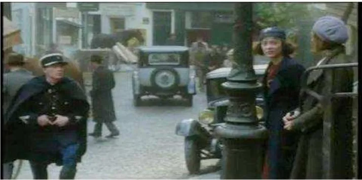 Gambar 4. Seorang polisi mengusir Edith dan Simone yang sedang bernyanyi di jalanan. 