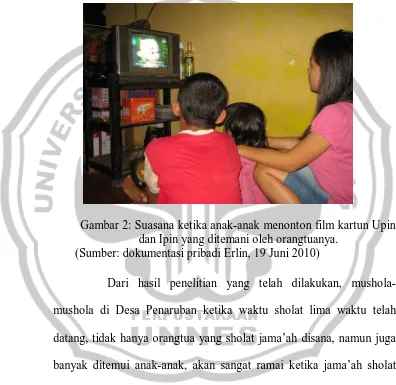 Gambar 2: Suasana ketika anak-anak menonton film kartun Upin dan Ipin yang ditemani oleh orangtuanya