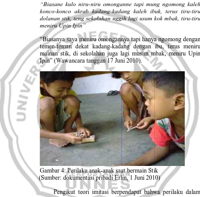 Gambar 4: Perilaku anak-anak saat bermain Stik (Sumber: dokumentasi pribadi Erlin, 1 Juni 2010) 