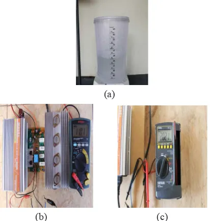 Gambar 4.4   (a) Hasil air yang bisa dinaikkan dalam waktu 1 menit oleh pompa AC,  (b) Hasil pengukuran Tegangan regulator 12 volt dibebani inverter 220 Volt pada kondisi On, dan menaikkan air