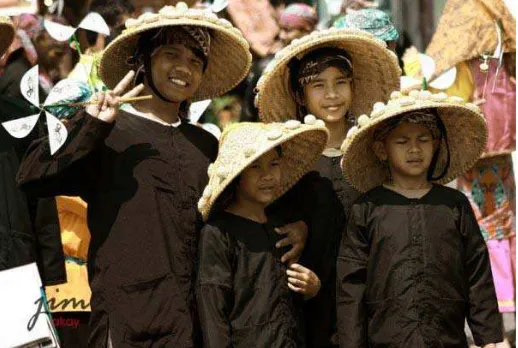 gambar anak-anak yang memakai pakaian tradisional. 