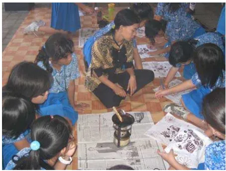 Gambar 5 : Pelajar SD yang sedang mengikuti workshop batik (Doc. Museum Batik Pekalongan, 15 April 2010)  