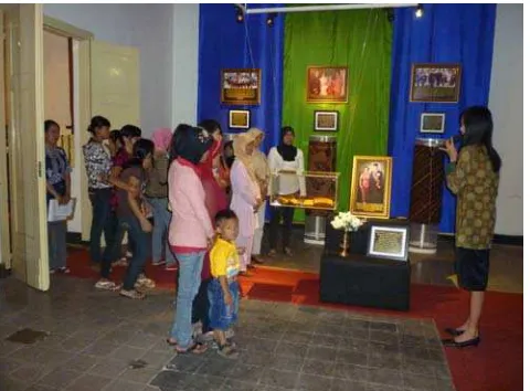 Gambar 4 : Pengunjung yang sedang melihat Ruang Koleksi Tokoh Ibu Widaningsih Soesilo Soedarman dipandu oleh pemandu museum