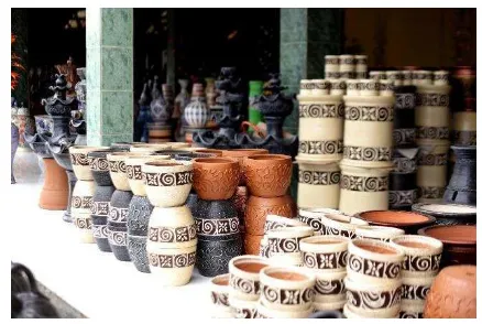 Gambar II.1 Berbagai macam keramik plered yang di jual (Sumber : Dokumentasi pribadi, 18/01/2016) 