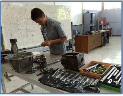 Gambar 06. Praktek Otomotif 